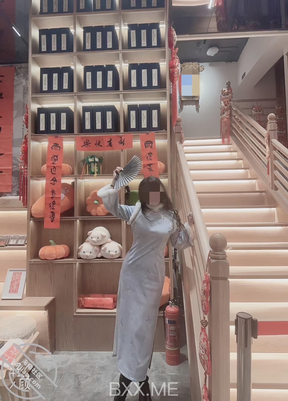 《姐弟乱伦》出租屋往姐姐的无毛B里放跳蛋❤️玩到淫水直流再慢慢操