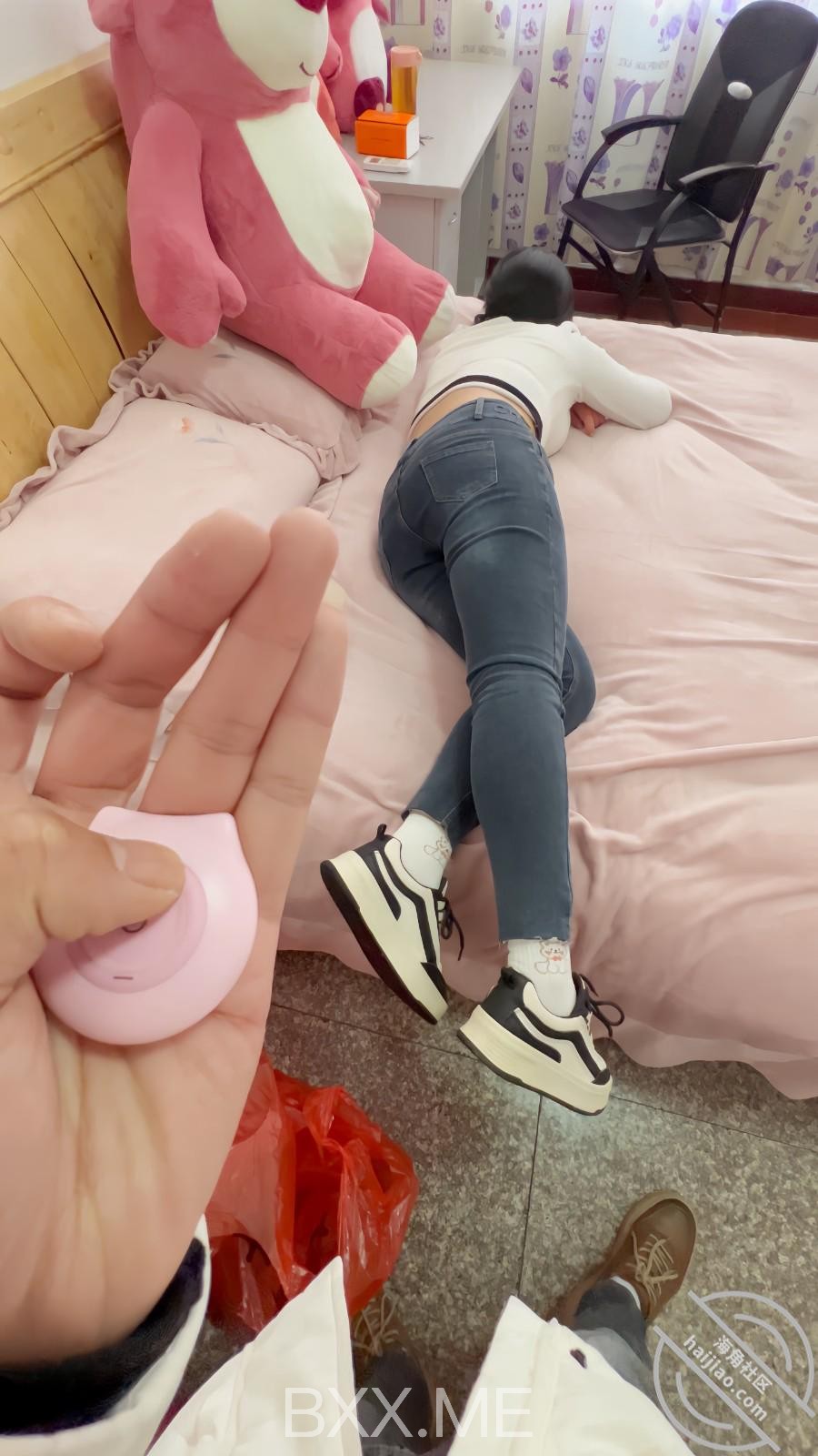 《姐弟乱伦》出租屋往姐姐的无毛B里放跳蛋❤️玩到淫水直流再慢慢操